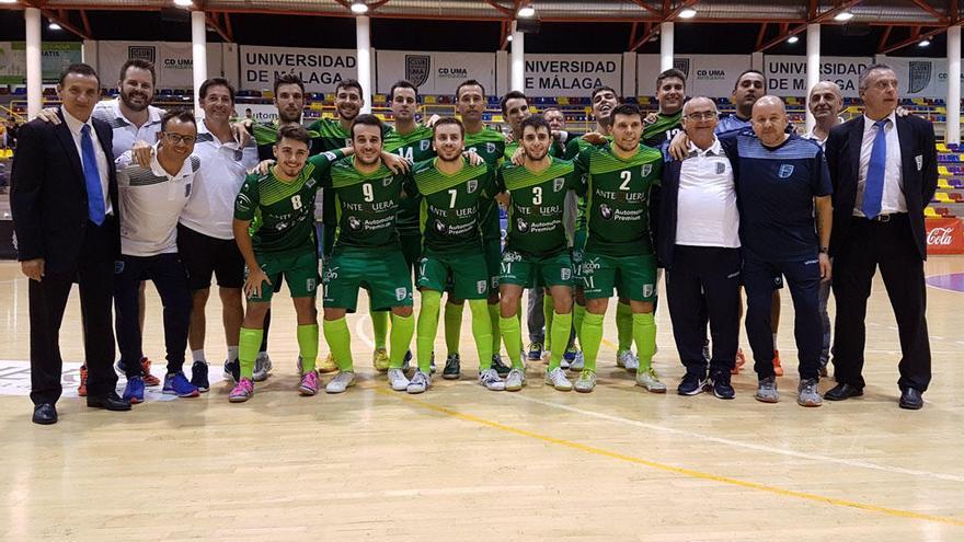 El equipo posa antes del partido.