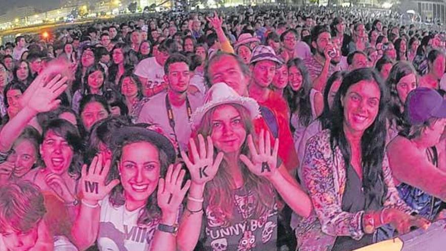 Diferentes momentos del concierto de Mika vividos ayer en la playa de Riazor. / juan varela