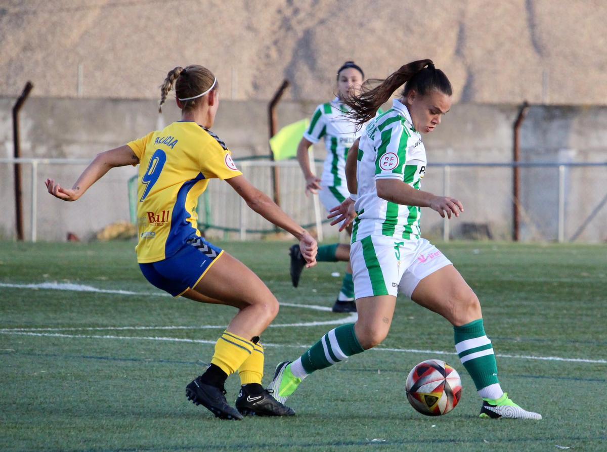 Lance del choque del Córdoba CF Femeino ante el CD Femarguín en la Ciudad Deportiva.