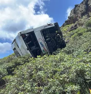 Cuatro personas continúan ingresadas en Tenerife tras el accidente de guagua en La Gomera