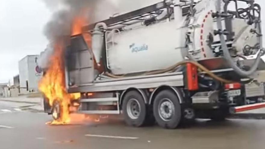 Camió incendiat.