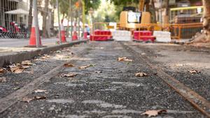 Detalle de las vías de tranvía aparecidas durante las obras en Consell de Cent