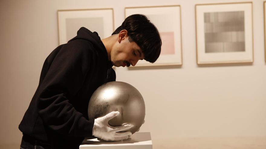 Diese Galerie auf Mallorca zeigt eisgekühlte Aluminiumkugeln und Kunst mit künstlicher Intelligenz