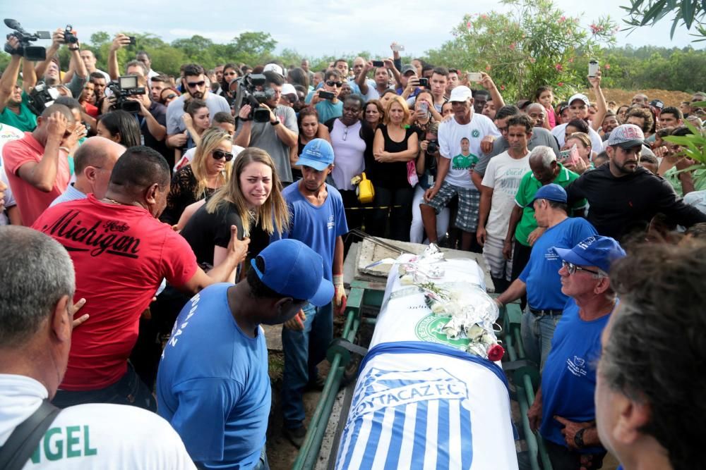 Dolor y emoción en el entierro de los jugadores del Chapecoense