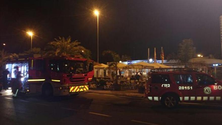 Un incendio en un hotel de Canet obliga a desalojar a 80 personas
