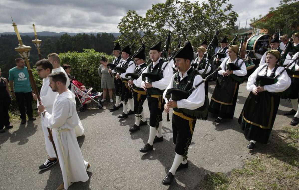 1. Concierto de la banda en el hotel Reconquista de Oviedo en los «Premios Princesa» de 2019. 2. Pasacalles de la banda en San Adriano. 3. Desfile de la banda de gaitas de Castrillón durante las fiestas del Bollo de Avilés este año.