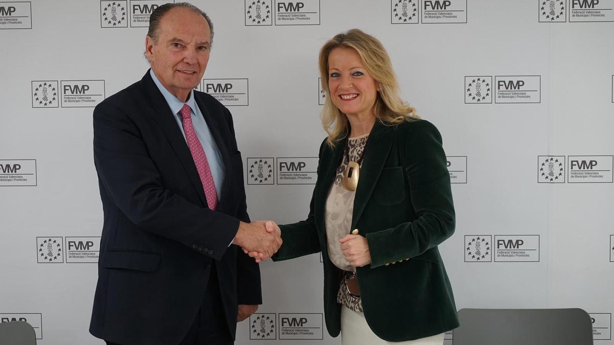 Paqui Bartual (FVMP) y José Vicente Morata (Consejo de Cámaras).