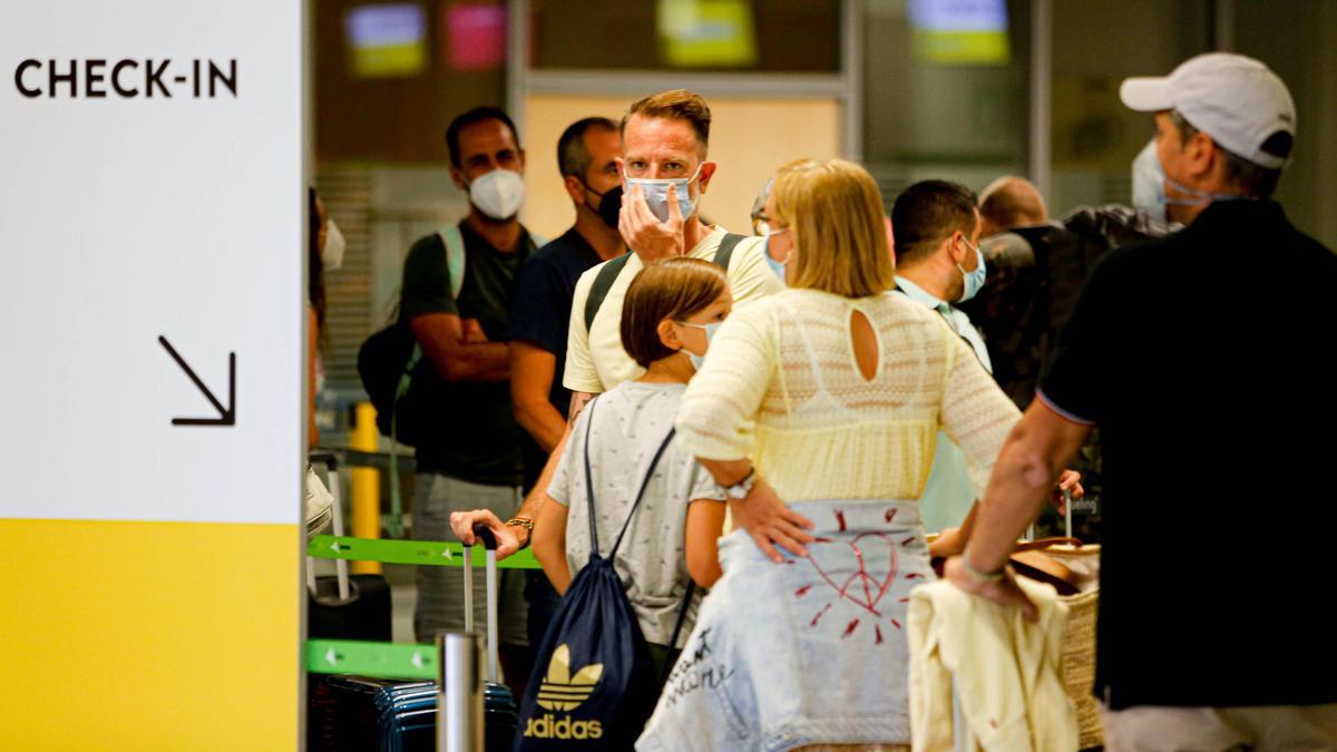 Pasajeros en el aeropuerto de Ibiza