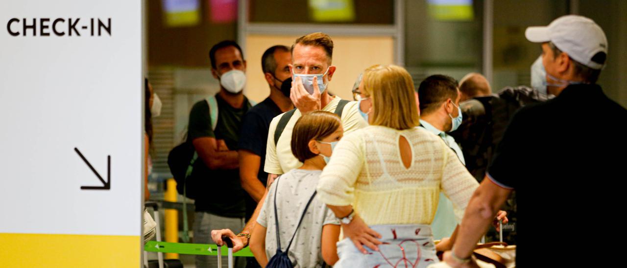 Imagen de archivo de pasajeros en el aeropuerto de Ibiza.