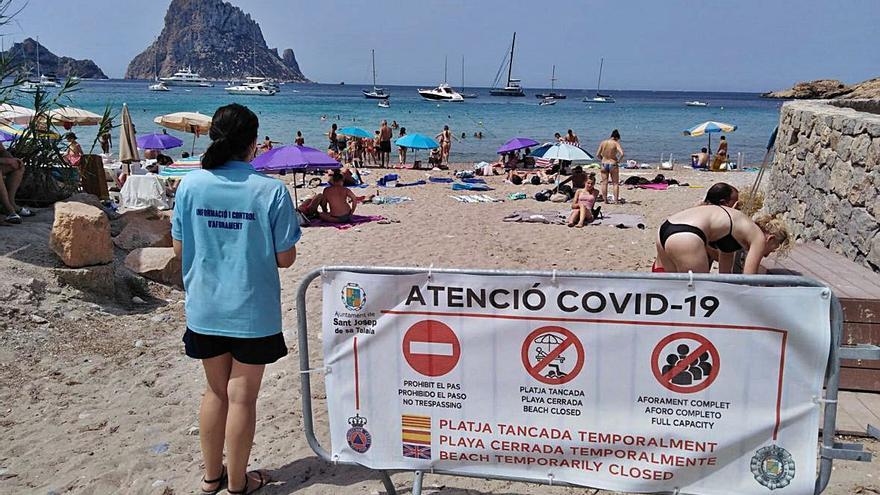 Una de las informadoras a la entrada de Cala d’Hort. | AYTO DE SANT JOSEP