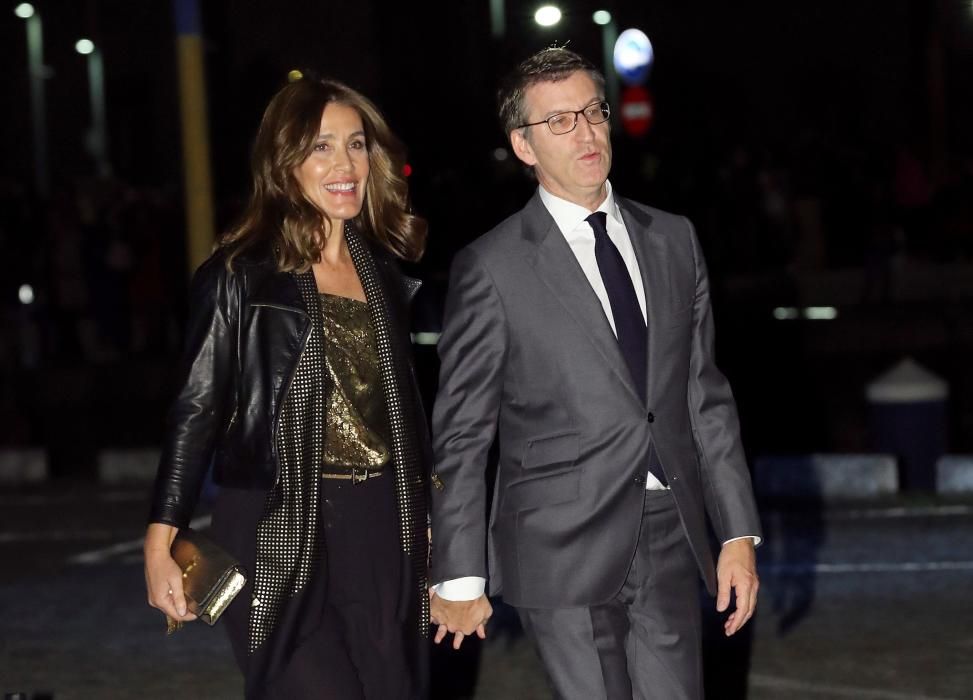 Feijóo y Eva Cárdenas a su llegada al cóctel de la boda de Marta Ortega y Carlos Torretta.