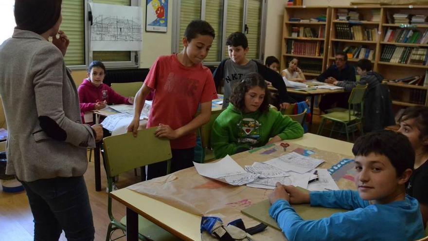 Escolares del Manuel Fernández Juncos, en una actividad creativa.