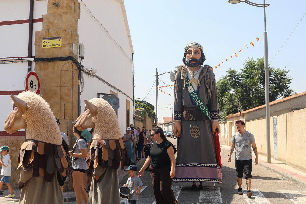 GALERÍA | Pasacalles de gigantes y cabezudos en Vilaralbo