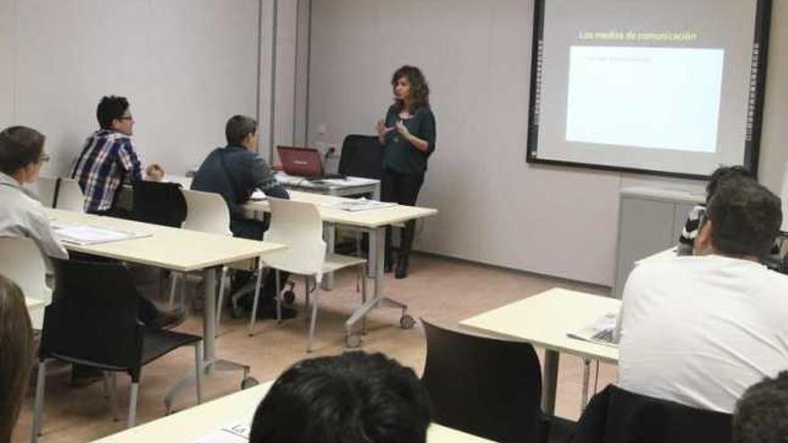 Un momento del taller impartido por la directora de comunicación Eva Martín.