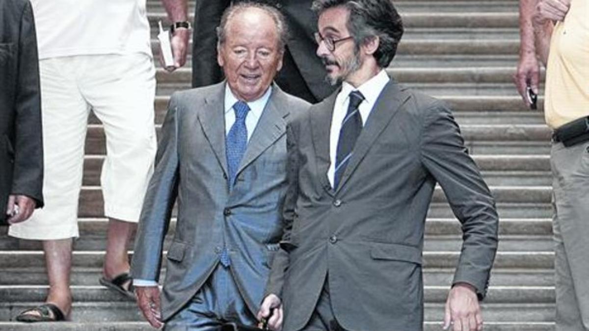 Josep Lluís Núñez y el abogado Cristobal Martell, el 28 julio del 2011, saliendo de la Audiencia de Barcelona.