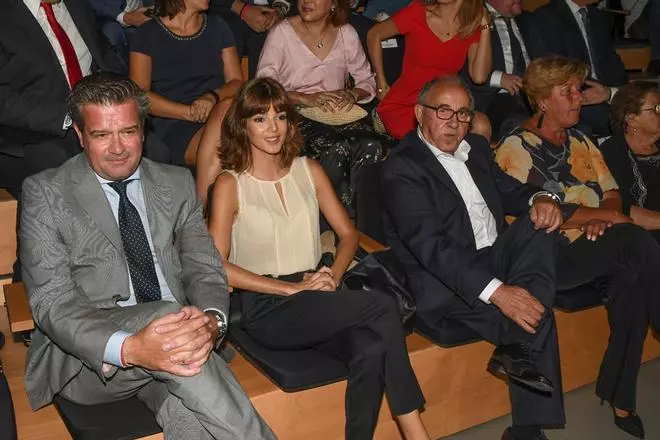 Clara Lago estrena corte y color de pelo en Málaga