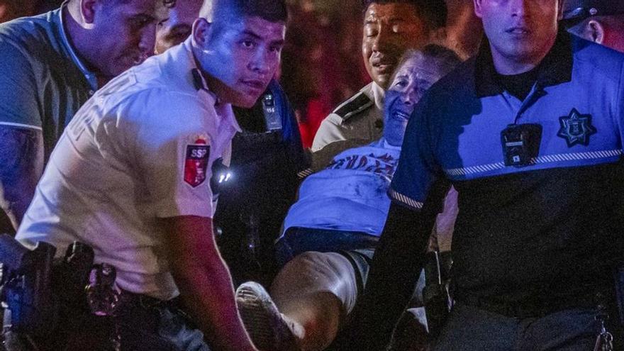 At least nine dead when a marching stage falls in Mexico