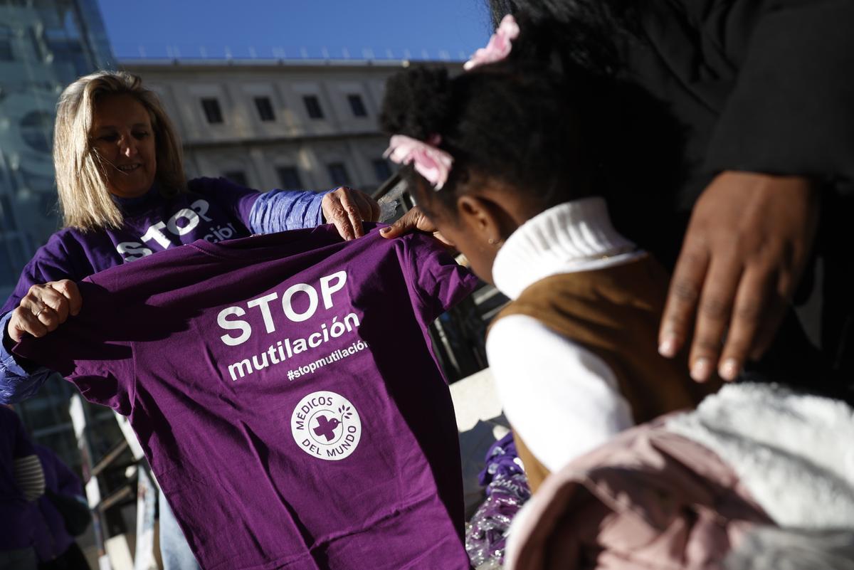 Mujeres activistas de Médicos del Mundo realizan un acto en la plaza del Museo Reina Sofía para desmontar los mitos y falsas creencias que contribuyen a perpetuar la mutilación genital femenina.