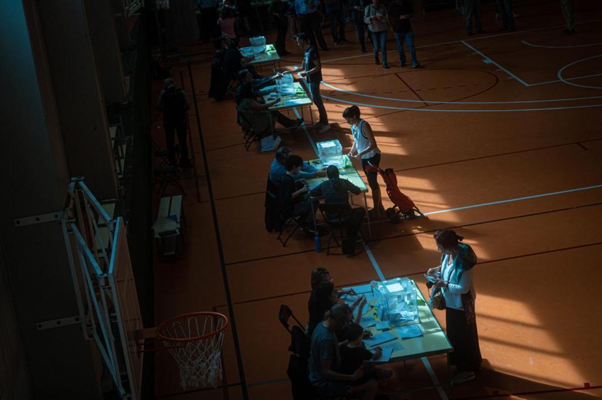 Votaciones en la escuela Grèvol de Barcelona, en el barrio del Front Marítim.