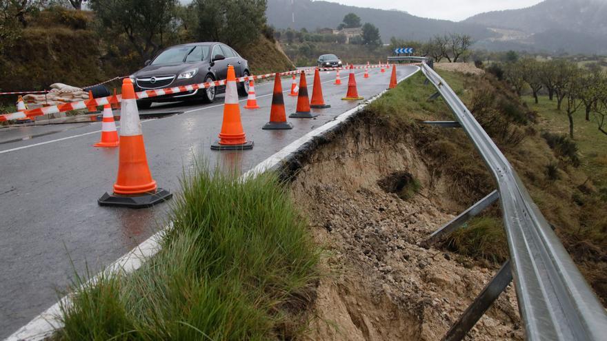 Un socavón provocado por las lluvias mantiene desde hace una semana un carril cortado en uno de los accesos a Alcoy