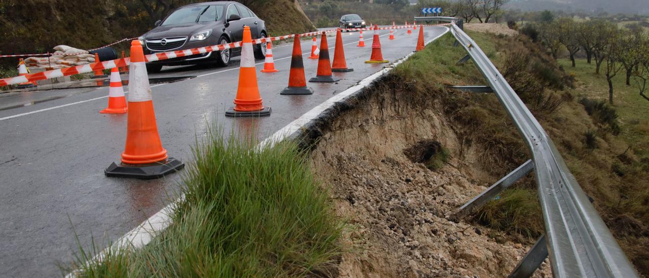 Aspecto del socavón que se ha producido en un lateral del acceso a Alcoy desde la A-7 por la carretera del Rebolcat.