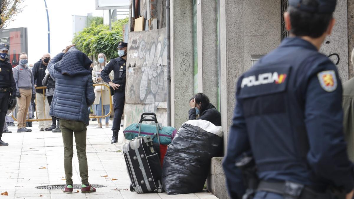 La Policía Nacional interviene en el desalojo de un edificio okupa en Vigo