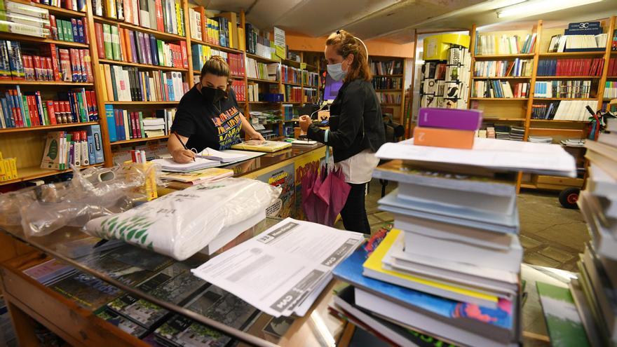 Venta de libros y material escolar en una librería pontevedresa con motivo de la vuelta al cole del año pasado.