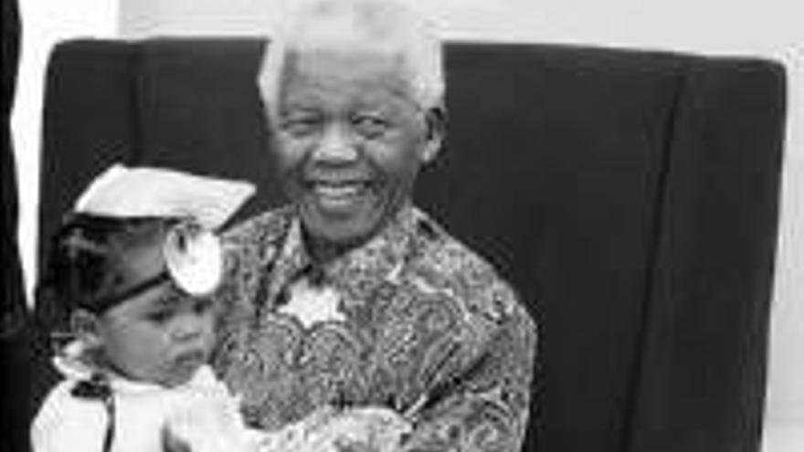 Nelson Mandela: EL EXMANDATARIO INAUGURA UN HOSPITAL EN JOHANNESBURGO