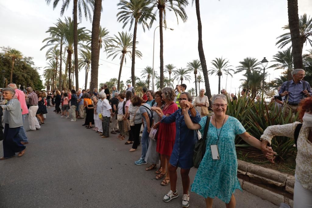 Cientos de personas protestan ante el Consolat contra la masificación turística