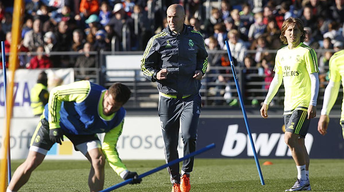 Primer entrenament del Reial Madrid amb Zidane al capdavant.