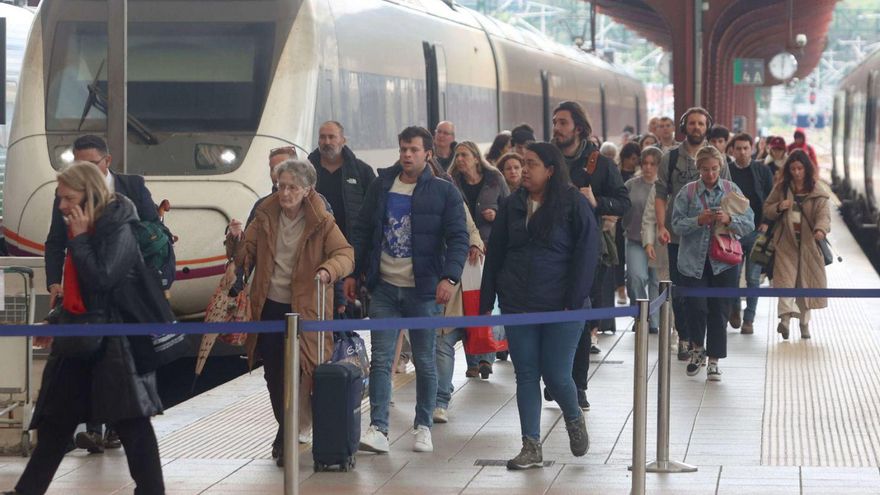 Pasajeros en la estación de tren de A Coruña. | Iago López