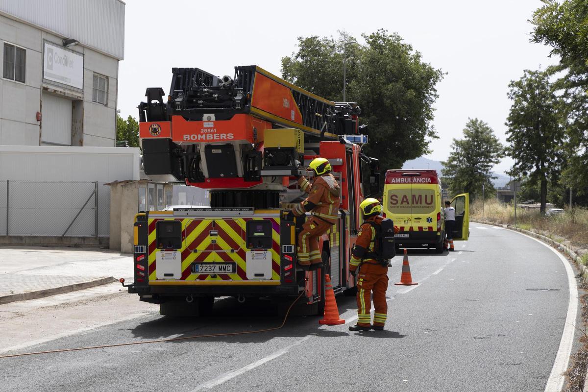Más de seis dotaciones de bomberos trabajan en la extinción del incendio industrial de Xàtiva