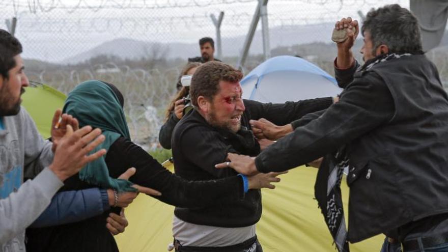 Aldarulls en un camp de refugiats a Macedònia, aquest dilluns.