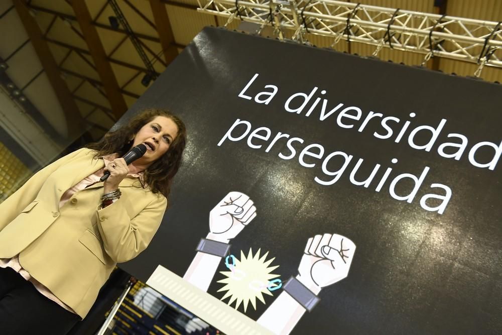 La diputada Carla Antonelli, con estudiantes de Secundaria en el Centro Insular de Deportes