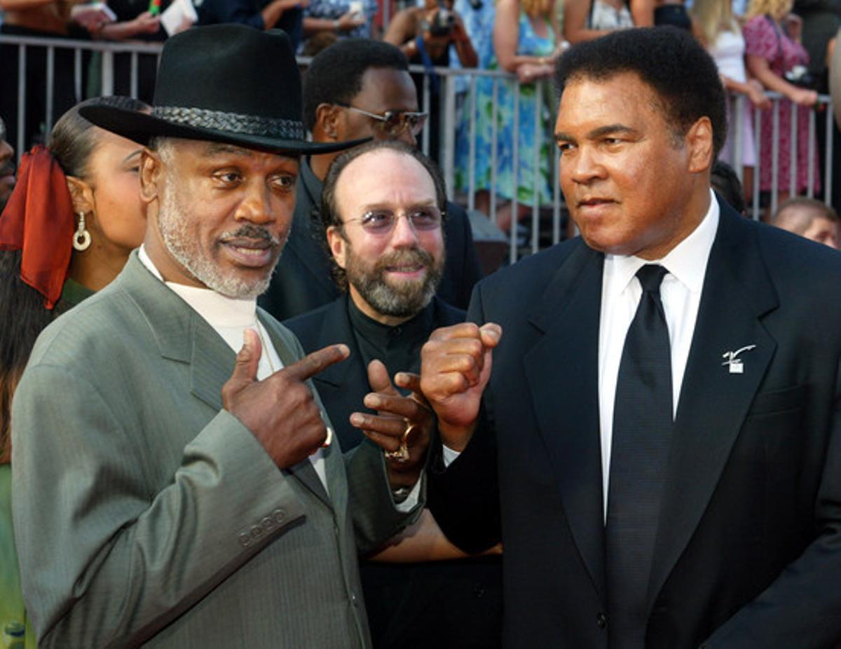 Frazier (esquerra) i Ali, a l’arribar a una gala esportiva, el 10 de juliol del 2002 a Hollywood.