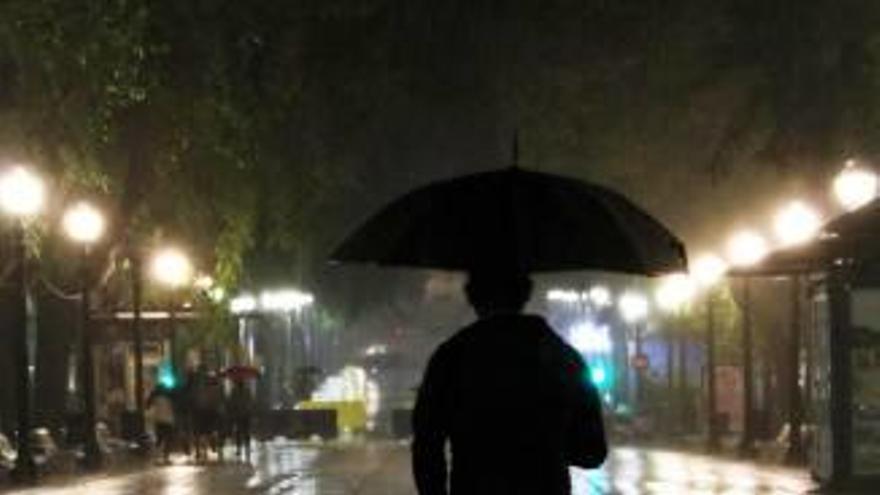 Un home camina amb un paraigua sota la pluja a Tarragona
