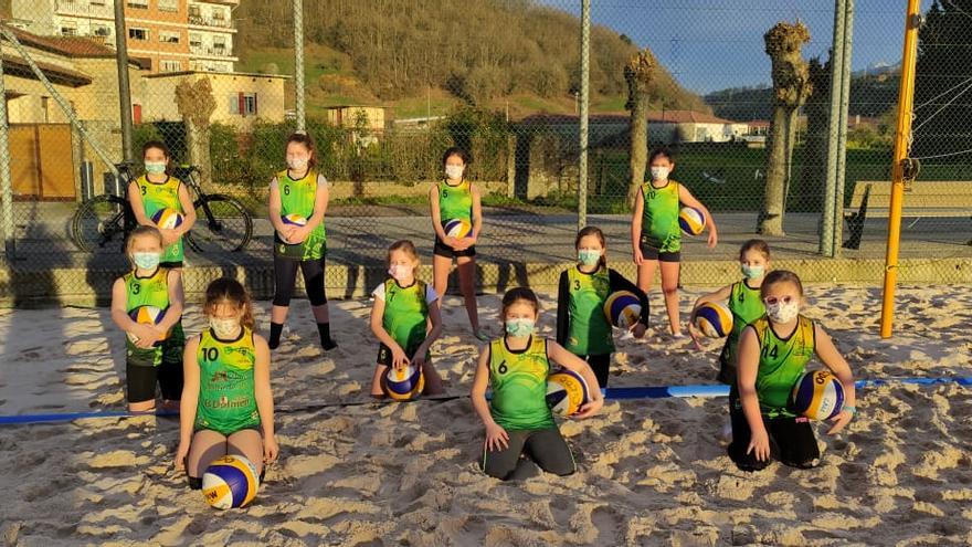 El tirón del voley playa en el Cangas de Onís, sin playa pero con cancha