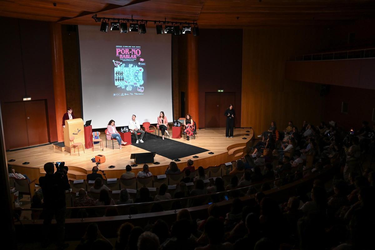 La consejera de Bienestar Social, Candelaria Delgado, interviene en el acto de apertura de las III Jornadas Por-No Hablar