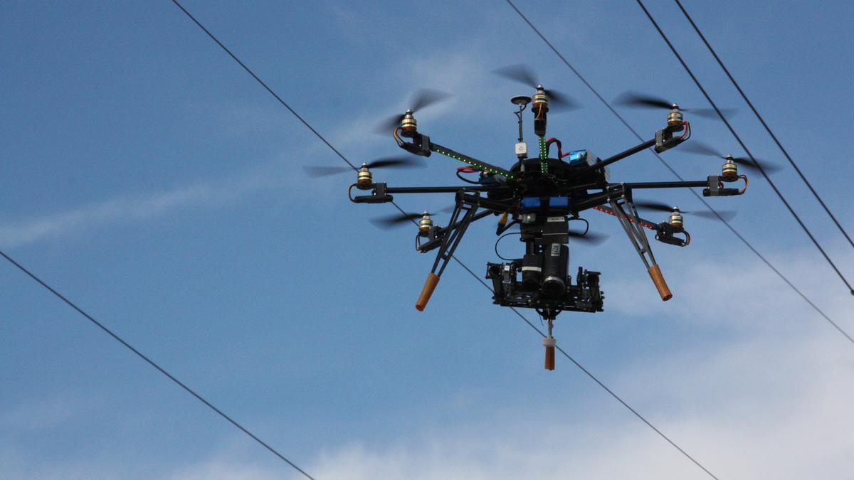 Dron operando sobre unas líneas.