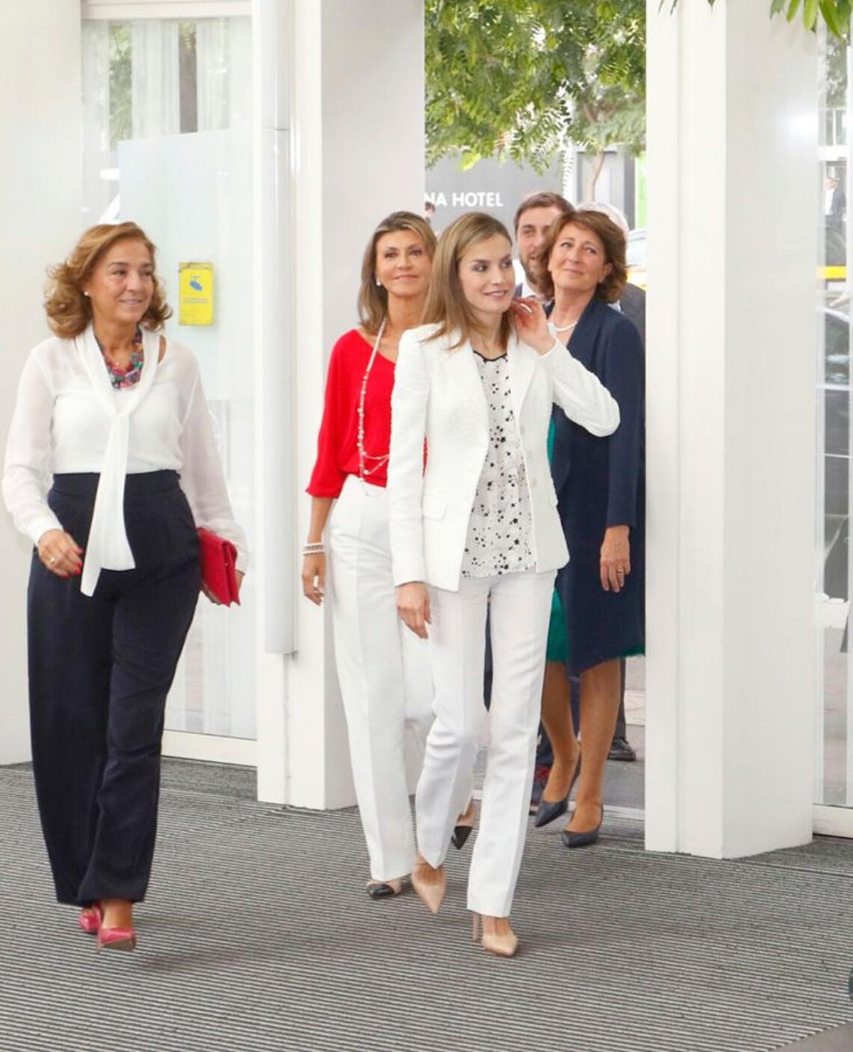 Letizia Ortiz en Barcelona con camisa de estampado de estrellas de Massimo Dutti