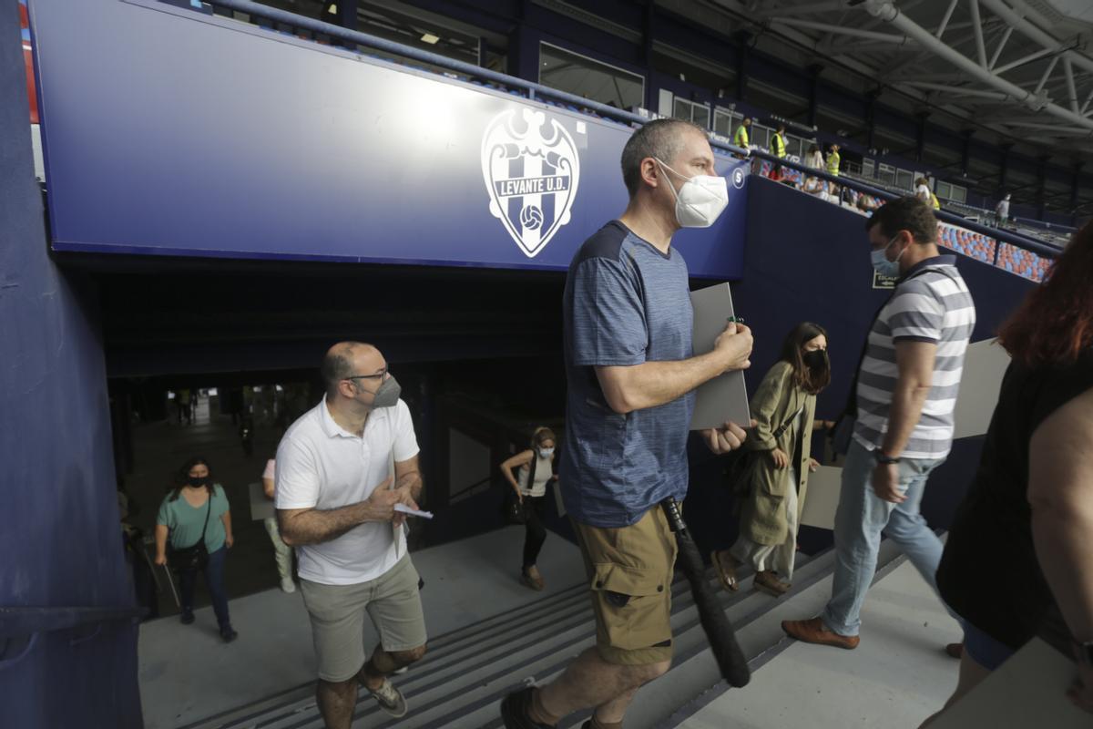 El estadio del Levante UD se convierte en una aula para 5.400 ...