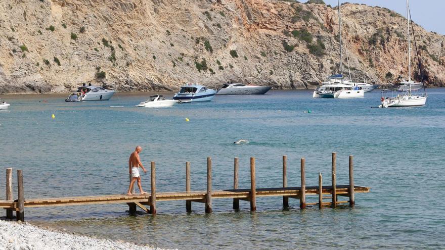 Sant Josep aumenta el área de baño de sus playas con el aviso del PP de que es ilegal sin el permiso de Costas