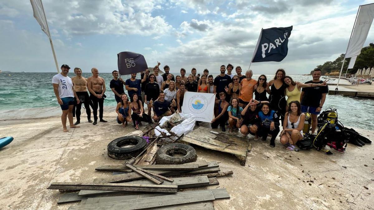 Buceadores y apneístas recogen 250 kilos de residuos en la playa de Magaluf.