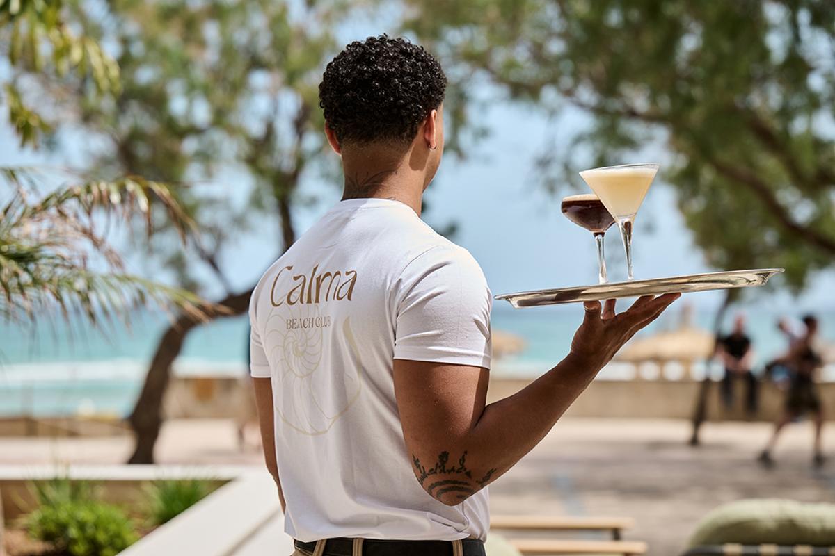 Disfruta del mejor beach club en Cala Millor, Mallorca, con vistas al mar Mediterráneo, gastronomía y ambiente exclusivo en Calma Beach Club.