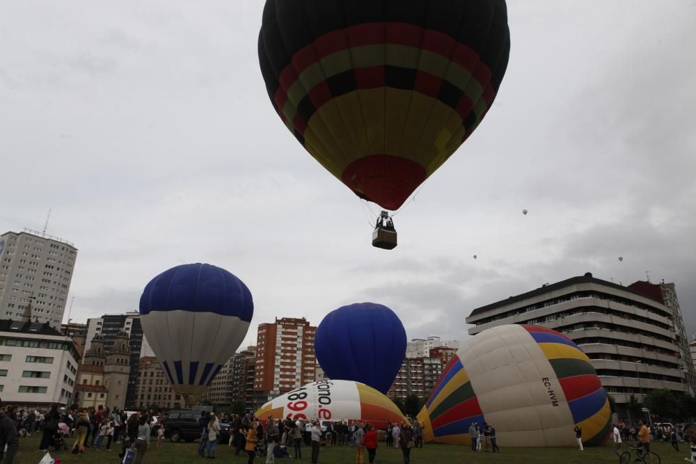 Salida de la regata de globos aerostáticos desde el "solarón", en Gijón.