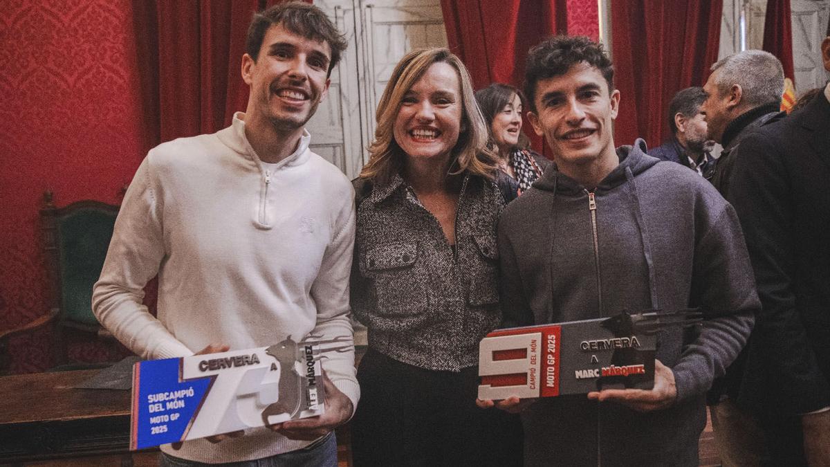 La ministra de Educación, Pilar Alegría junto a los pilotos Marc (d) y Álex (i) Márquez durante el homenaje ofrecido a ambos deportistas por la localidad de Cervera.