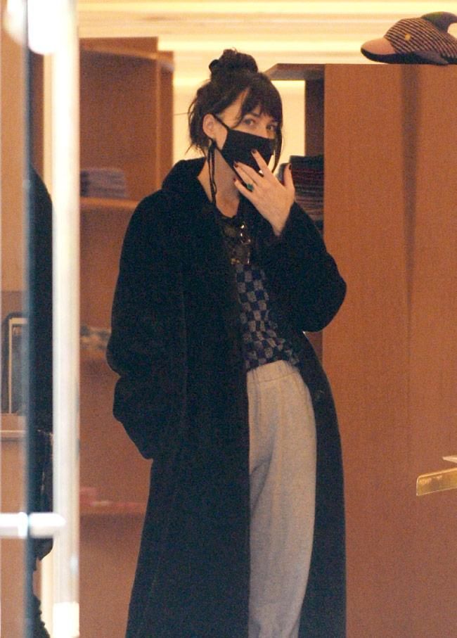 Dakota Johnson, con top de cuadros y jersey negro de pelo