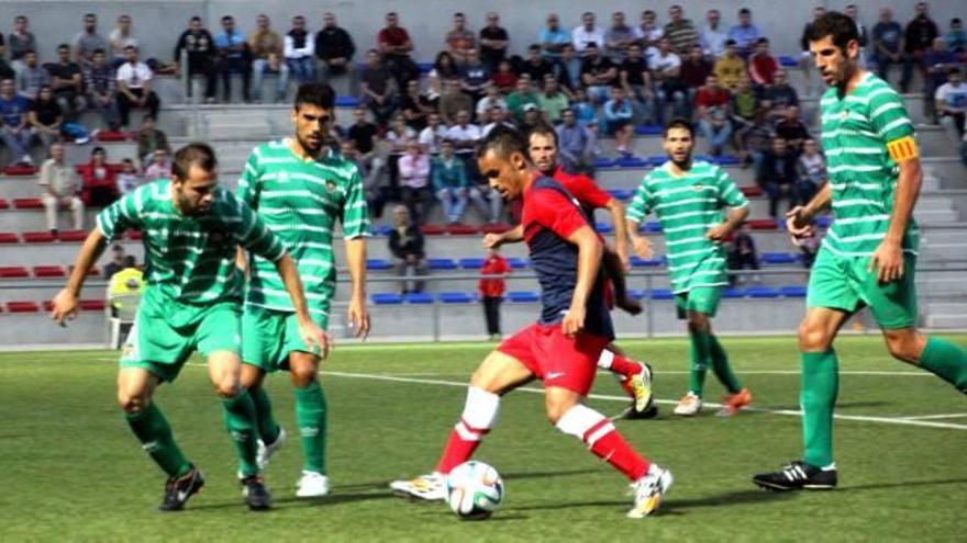 Paulinho controla un balón rodeado por defensores del Cornellá.