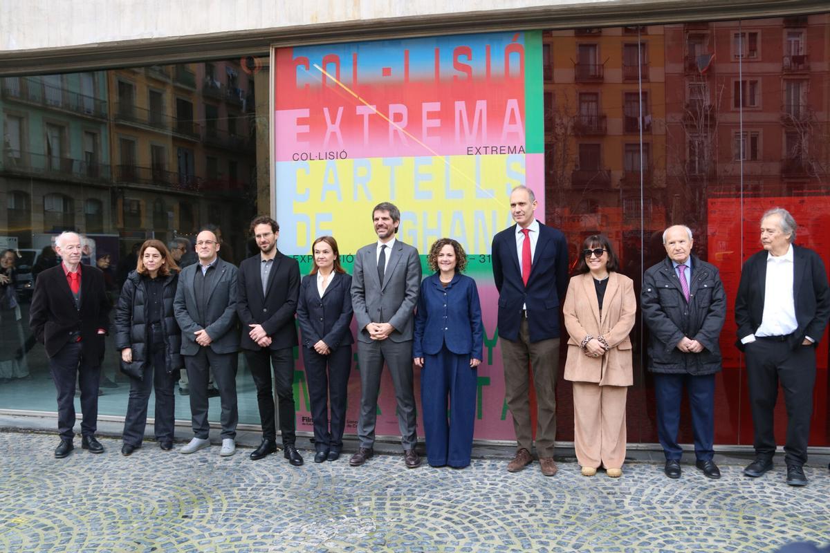 Foto de familia de los participantes en la presentación dAcció Portabella, con el ministro de Cultura, Ernest Urtasun, y la consellera de Cultura, Sònia Hernández, en el centro, este viernes 16 de enero en Barcelona.
