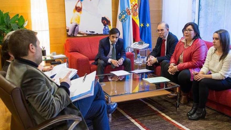 Reunión en febrero con el conselleiro José Manuel Varela para abordar la construcción de la nueva escuela infantil. // D.P.